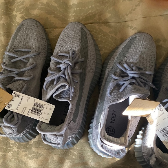 Yeezy Boost 350 V2 - Picture 2 of 5